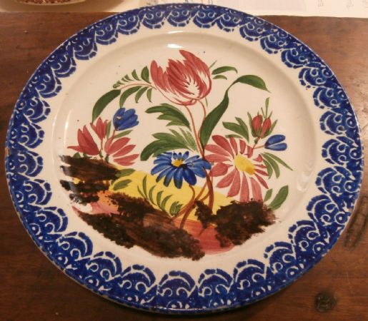 piatto in ceramica dipinta